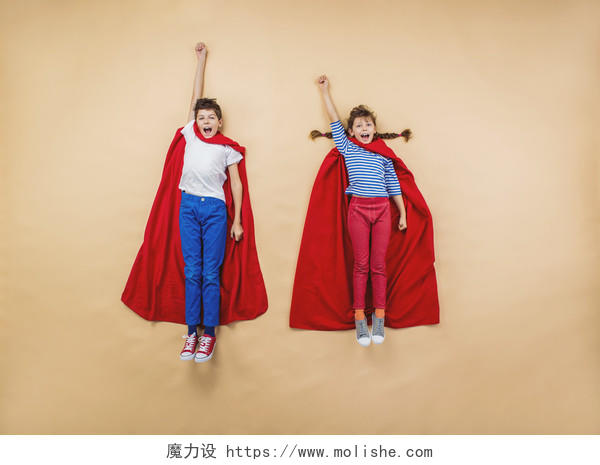 孩子们正在玩超级英雄作为红色外套幸福幸福的人美好童年美好回忆